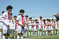 表彰状と優勝カップを受け取る東京23FCの清水選手と髙橋選手。