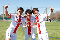 笑顔を見せる東京23FCの選手たち。