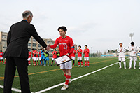 表彰状を受け取るエリースの高原主将。